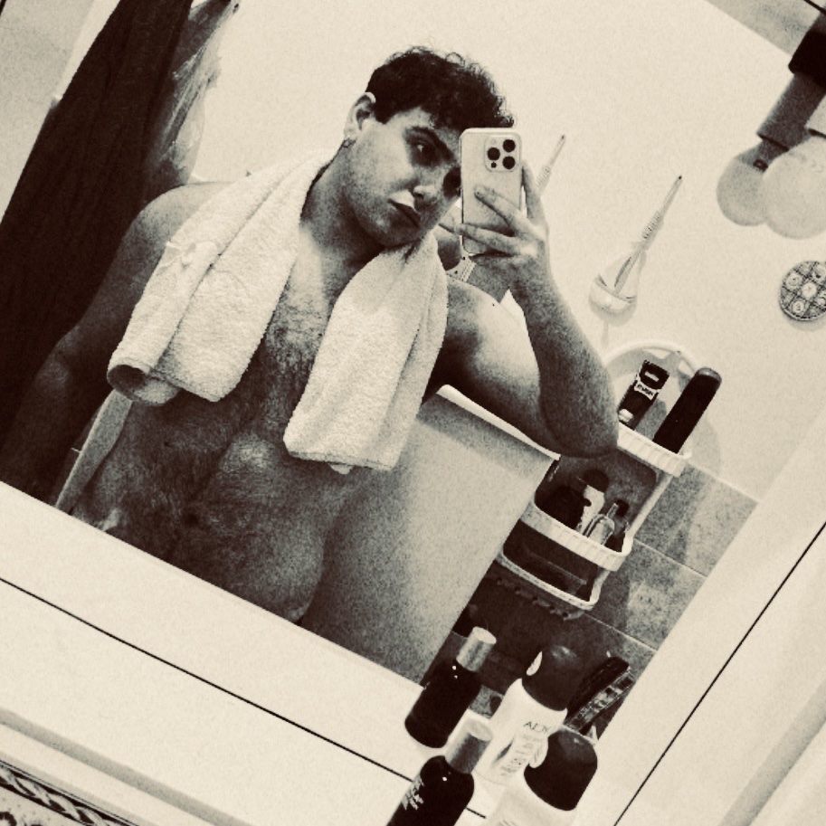 Gabriele Marinese, sono alto 1.85, lavoro come cuoco, fumo tante sigarette, ho il dad body e sono un po figo
