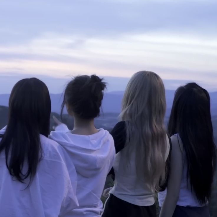 A new comeback w my girls 💞

KISS N’ TELL OUT NOW