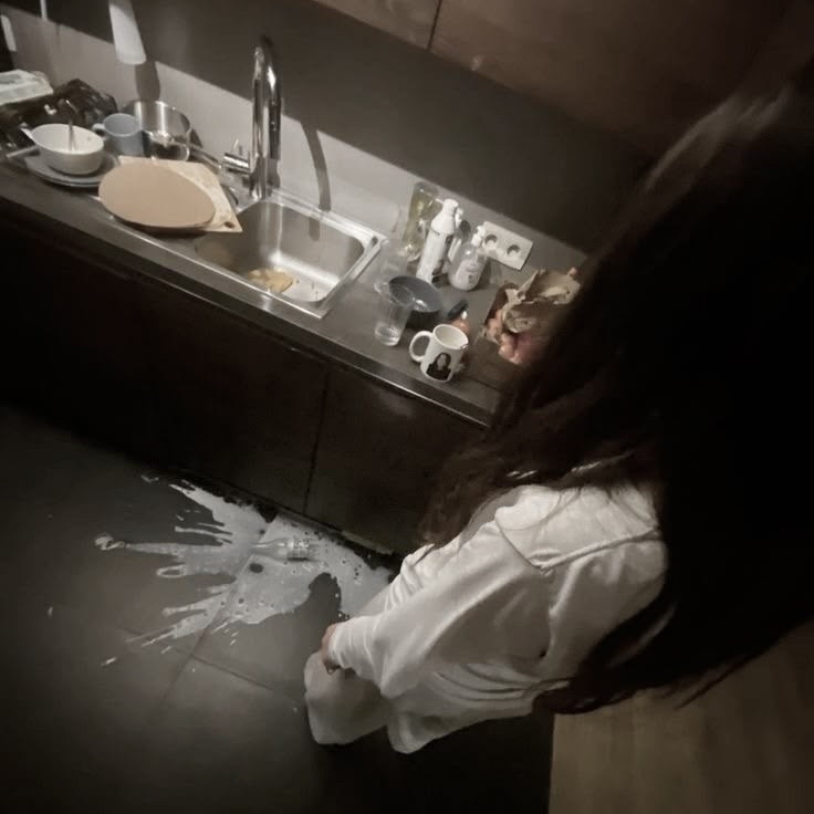 La niña ya está haciendo sus desastres habituales 😪/@niniiiiii_rolsss