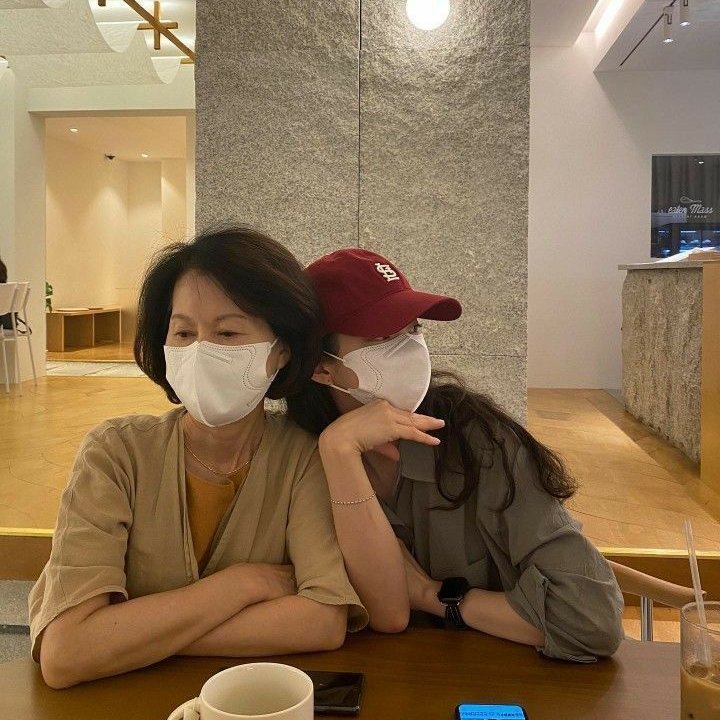 스물여섯, 인생에서 가장 아름다운 나이. 엄마 딸로 태어나줘서 고마워. 지금 네 모습 너무너무 예쁘고 대견해. 언제나 네 뒤에서 응원할게! ✨👩‍👧