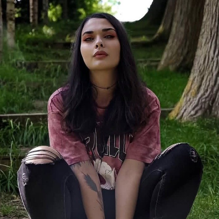 on se pose un peu à l'extérieur avant de retourner hurler sur des jeux d'horreur mdr🌳👻