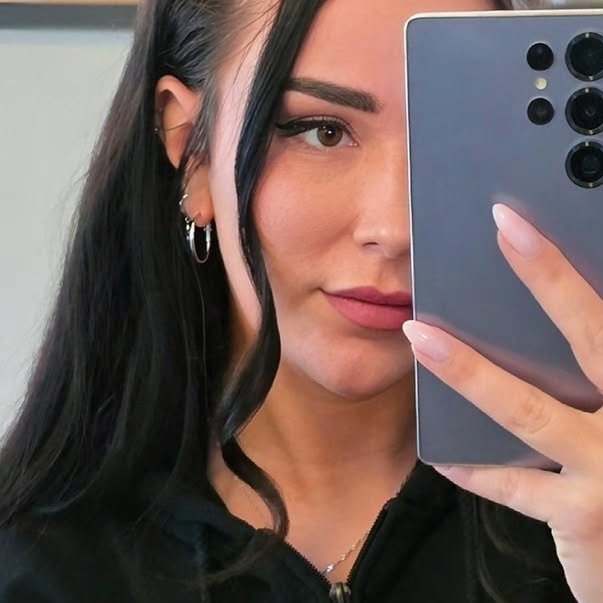 petit coucou caché derrière le téléphone, comme d'hab' 😅