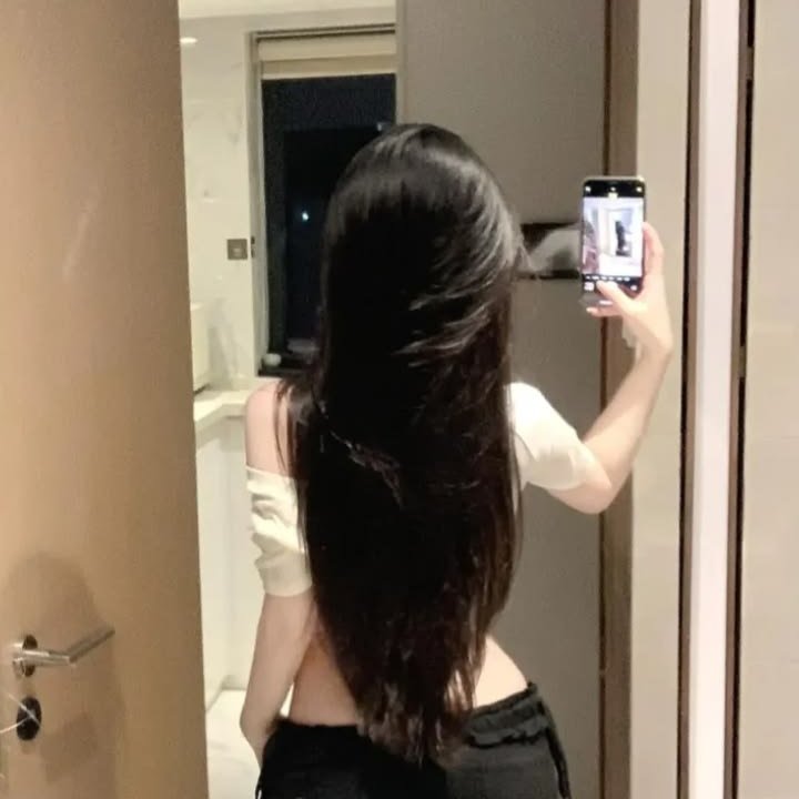 mirror selfies always hit different 🤭