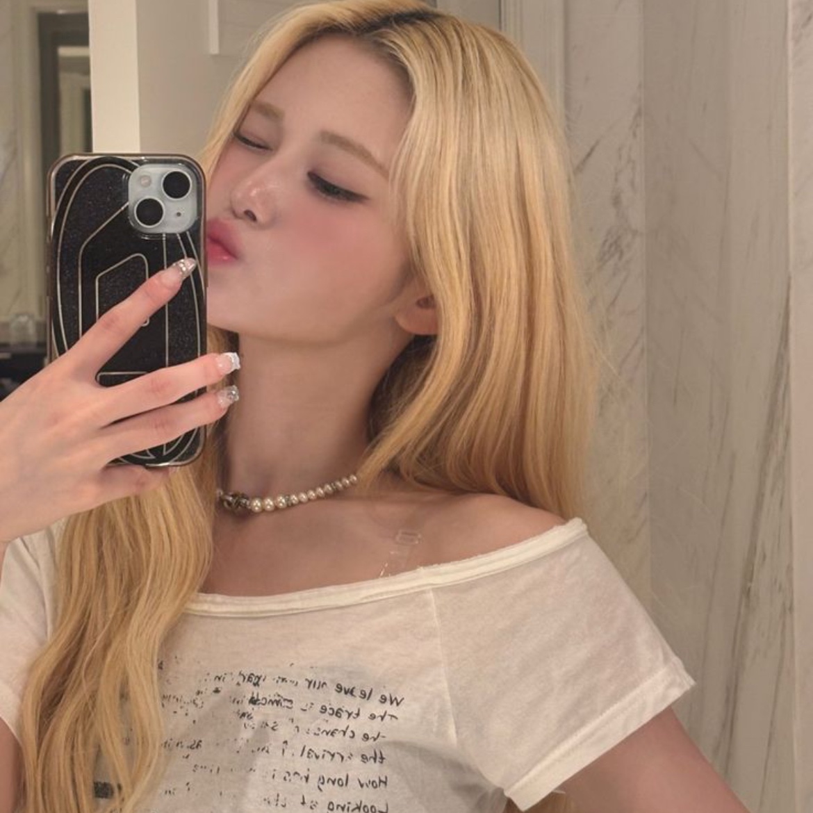 mirror selfie