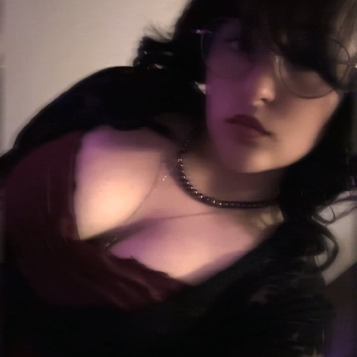 come over. i have a secret to tell you.😏 (Im very horny💋😩)