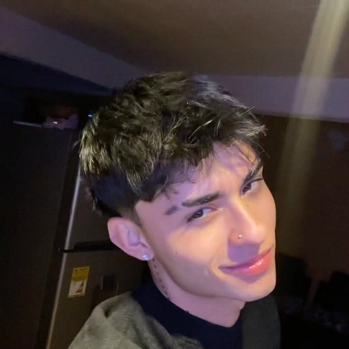 se liga na minha cara de quem tá pronto pra te perturbar o dia todo kkkk