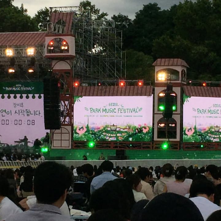사람들 속에서 함께 기다리는 이 시간이 참 좋아요. 🌿