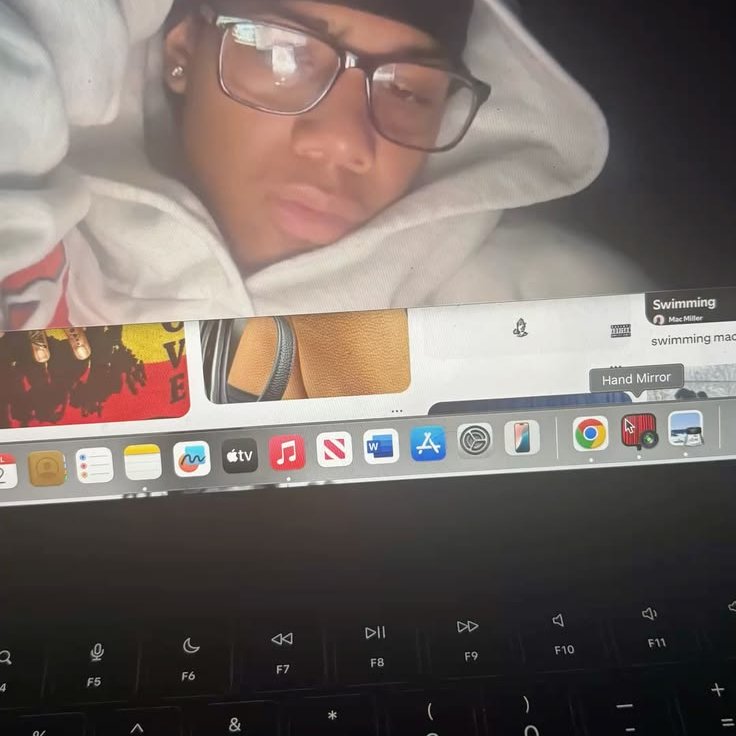 l influenceur joshua est posé au calme avec du mac miller dans les oreilles (on  sait touts lorsqu'il fait ça c est qu il prépare un projet de fous rester a l afflux 🔥)